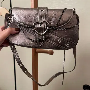 한국 스타일 메탈릭 실버 숄더백 하트 금장 장식 포함