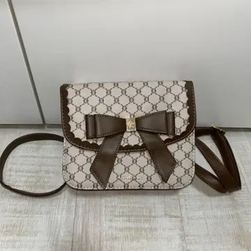 리본 포함 베이지 브라운 숄더백