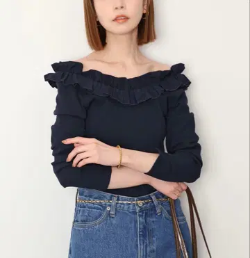 [ 새상품급 ] 프릴 달린 네이비 오프숄더 긴팔 상의