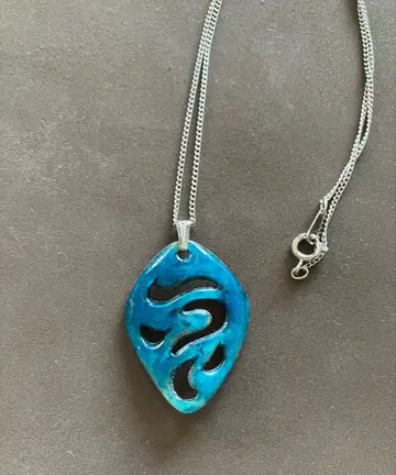 파란색 장식 컷 아웃 목걸이