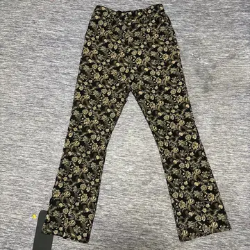 JEANASIS 꽃무늬 슬림핏 팬츠 블랙과 골드 컬러