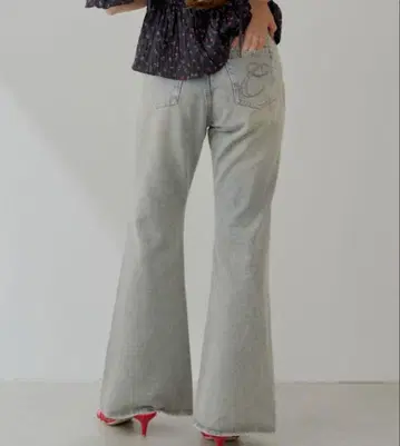 Chico 포켓 자수 타이트 플레어 데님