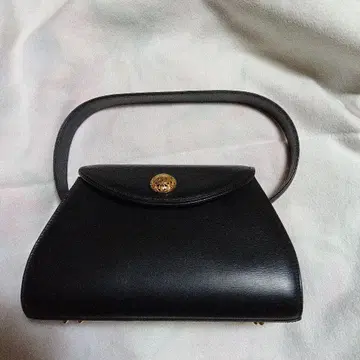블랙 가죽 핸드백 골드 버튼 포함