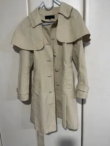 케이프 포함 베이지 트렌치코트 2way