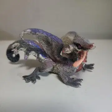 몬헌 오오나즈치 피규어 받침대 없음