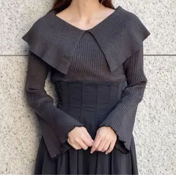 코코딜 배색 메로우 케이프 칼라 리브 니트