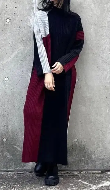 OSMOSIS 배색 하이넥 리브 니트 원피스