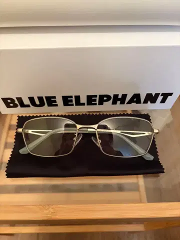 BLUE ELEPHANT 실버 메탈 스퀘어 안경
