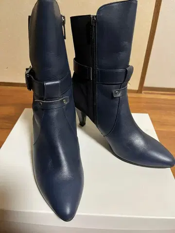 네이비 부츠 장식 벨트 부착