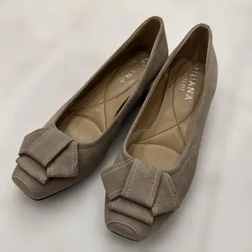 DIANA 리본 포함 그레이 스웨이드 펌프스