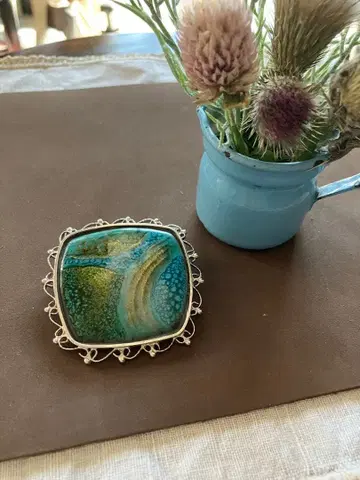 파랑과 그린의 추상 디자인 브로치