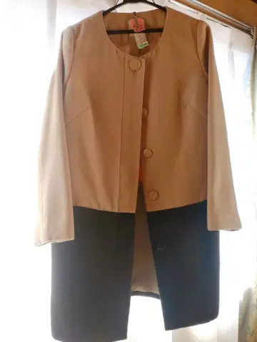 노카라 자켓 베이지와 블랙의 투톤 컬러