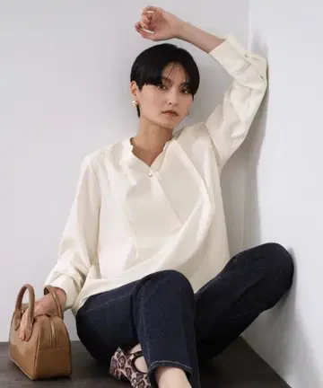 오파크 클립 턱 스키퍼 블라우스