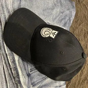 adidas 블랙 캡 자수 로고 포함