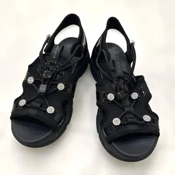 비쥬 장식 블랙 샌들 DIANA