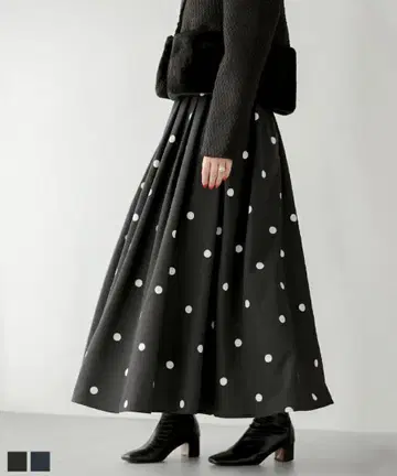 랜덤 도트 무늬 플레어 스커트 블랙