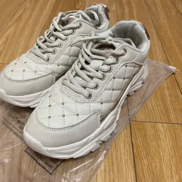 베이지 퀼팅 통굽 스니커즈