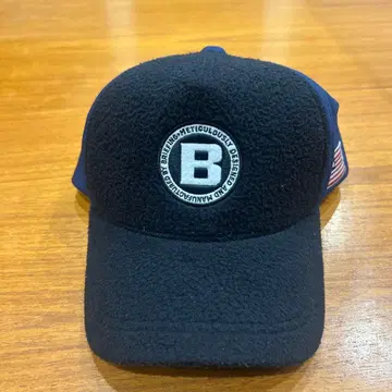 플리스 소재 B 로고 캡