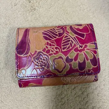 엠보싱 가공 꽃무늬 접이식 지갑