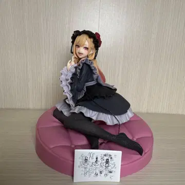 피규어 블랙과 보라색 의상