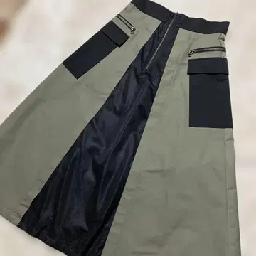 아틀리에 시크 카키 x 블랙 플레어 스커트 지퍼 포켓 부착