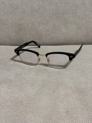 THE BARRACKS 더 배럭스 THE REGGIE