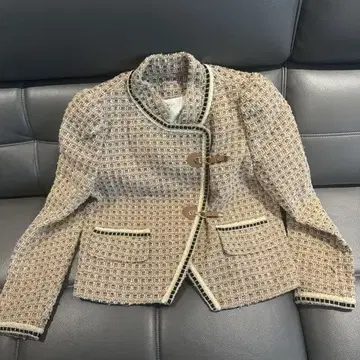 베이지 계열 트위드풍 테일러드 자켓