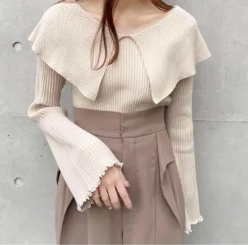 코코딜 배색 멜로 케이프 칼라 리브 니트