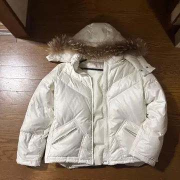 화이트 다운 자켓 M 사이즈 후드 부착 클리닝에 맡겼더니 엄청 깨끗해짐