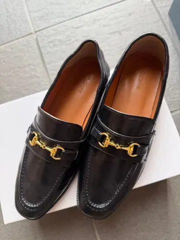 ray 빔즈 블랙 가죽 로퍼 골드 금장 장식 포함