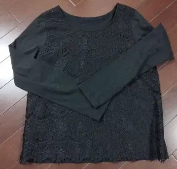 블랙 긴팔 T셔츠 레이스 트리밍 포함