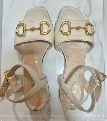 아이보리 골드 장식 샌들 37