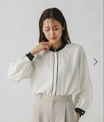 깔끔하게 지속되는 파이핑 블라우스 M 사이즈 글로벌 워크