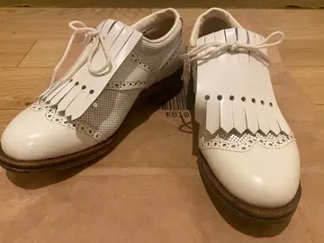 화이트 프린지 골프화