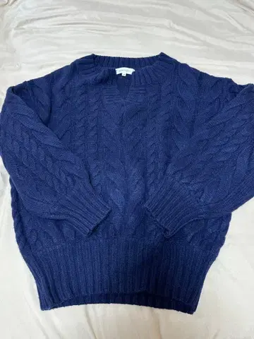 새상품 네이비 케이블 짜임 V넥 스웨터