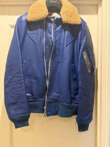 SEVESKIG 파랑 가죽 자켓 보아 카라 부착