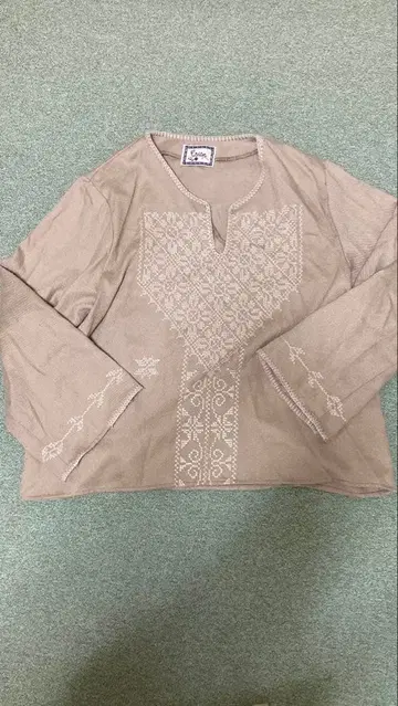 크리스프 자수 긴팔