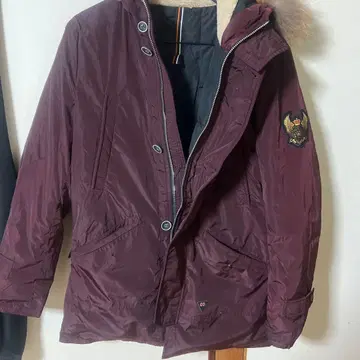 퍼 달린 버건디 다운 자켓