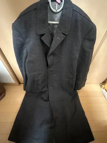 다크 그레이 스트라이프 체스터 코트