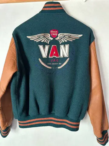 레어 색상 VAN JAC 바시티 자켓 다크 그린/브라운