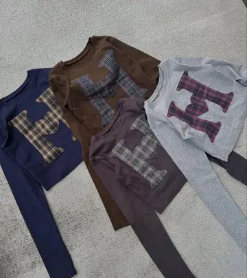 H 하트 체크 패턴 로고 티