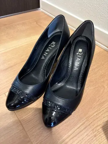 컨디션 최상 DIANA 다이애나 펌프스 에나멜 글리터 22.5cm 블랙