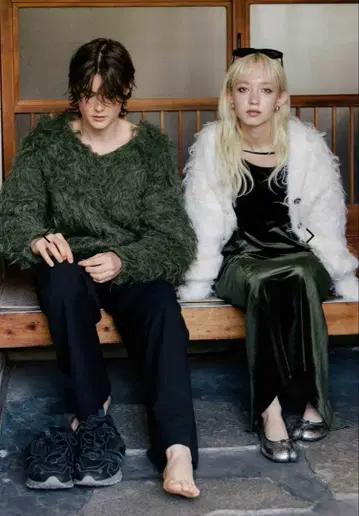 THE TOE 올리브 그린 샤기 V넥 니트