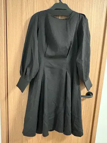 블랙 무릎 기장 플레어 원피스 긴팔