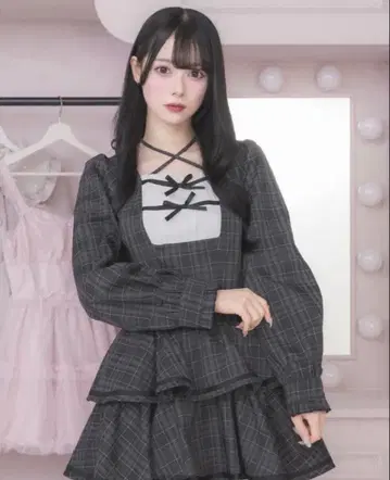 pium 크로스 테이프 바이컬러 티어드 원피스