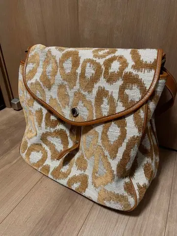 [ 새상품급 ] A VACATION KIKI 숄더백 레오파드