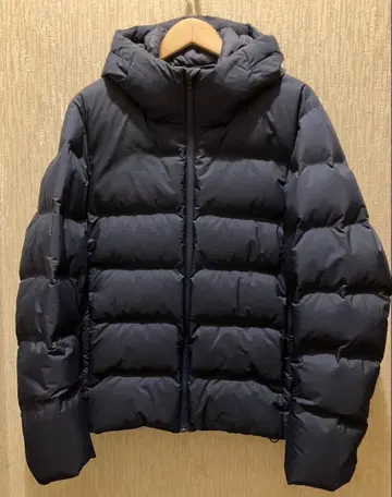 유니클로 심리스 다운 자켓 남성용 L 사이즈 네이비