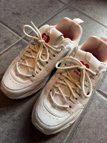 FILA 화이트 스니커즈 하트 디자인