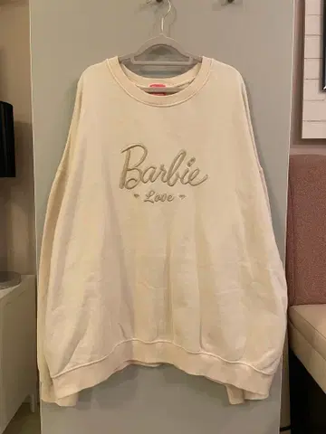 Barbie & Chuu 자수 맨투맨 아이보리