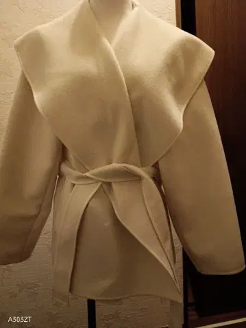 화이트 울 혼방 랩 코트